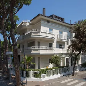 Aparthotel White ***